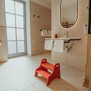 Familien-Zimmer mit Kingsize-Bett für Gäste mit Behinderungen